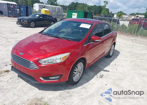 2018 Ford Focus Titanium z USA, uszkodzony, nr VIN 1FADP3J23JL295888